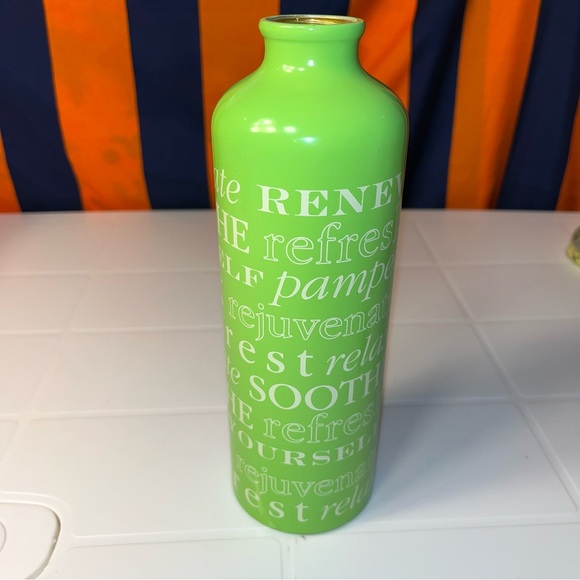 New with tag aluminum water bottle present company all over print green - Picture 4 of 7